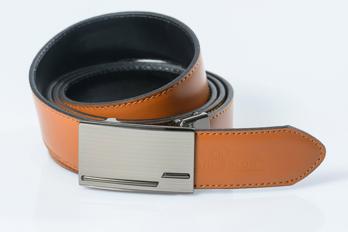 Reversible leather belt with easy fix buckle