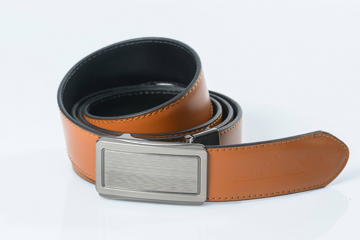 Reversible leather belt with easy fix buckle